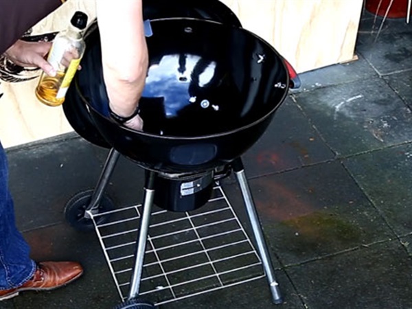 Use vegetable oil (or an oil with a high smoke point) to cover entire inner surface of grill. 